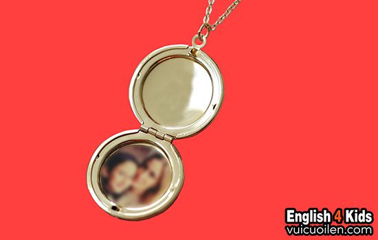 Mặt dây chuyền lồng ảnh tiếng anh là gì